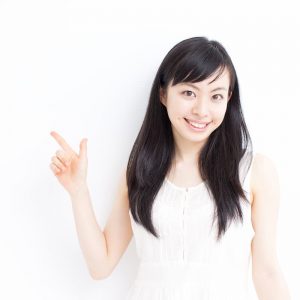 指をさす女性